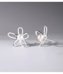 Vista dettagliata di orecchini a fiore in argento sterling 925 con perla centrale