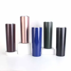 Σετ πέντε πολύχρωμων ποτηριών 20oz από ανοξείδωτο χάλυβα σε λευκές βάσεις