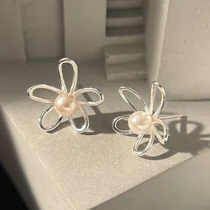 Eleganti orecchini a lobo a fiore in argento 925 con accenti di perle bianche donna