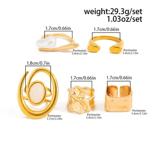 Dimensioni dettagliate del set di anelli d'oro barocchi con perle finte e texture