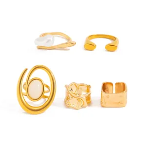 Set di anelli dorati barocchi con perle finte e design geometrici minimalisti da sovrapporre.
