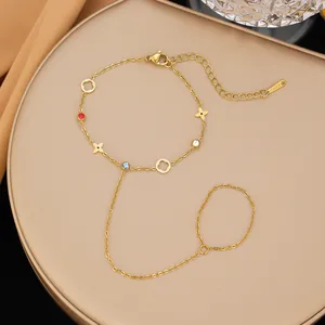 Elegante catena da mano placcata oro 18k con strass colorati e ciondoli a quadrifoglio