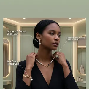 Détail d'une parure de bijoux vintage 3 pièces avec perles et finition dorée sur mannequin.