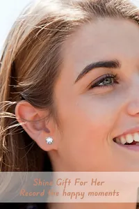 Detailaufnahme eines klassischen Zirkonia-Ohrsteckers mit sechs Krappen an einem Model