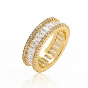 Anello eternity in stile hip hop dorato con zirconi chiari a taglio baguette e tondi