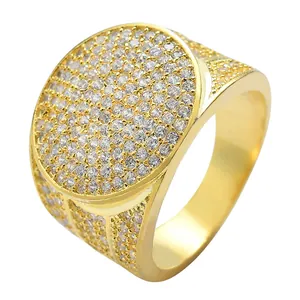 Anello hip hop di lusso placcato oro con zirconi cubici tondi incastonati a pavé