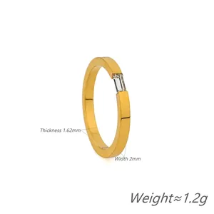 Eleganter goldener Ring aus Titanstahl mit einem rechteckigen Zirkon im Baguetteschliff.