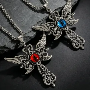 Primer plano de collares de cruz gótica con colgantes de ojo de mal rojo y azul para hombre