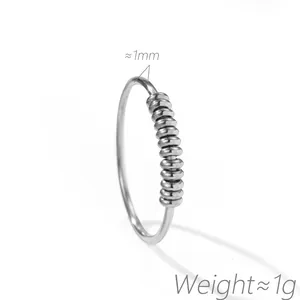 Detailansicht eines Anti-Angst-Rings aus Titanstahl mit beweglichen Perlen und Gewichtsangabe