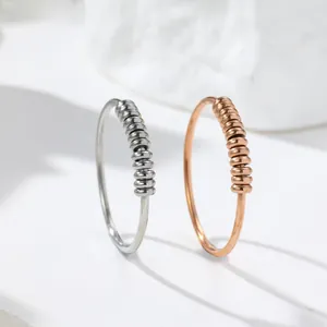 Detail von Anti-Angst-Spinner-Ringen mit beweglichen Perlen in Silber und Roségold.