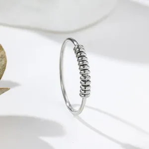 Detail eines silbernen Anti-Stress-Rings aus Titanstahl mit beweglichen Perlen