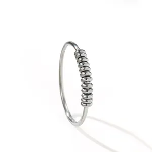 Detailansicht eines Anti-Angst-Rings aus Edelstahl mit 10 beweglichen Perlen in Silber