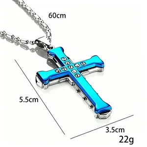 Vista dettagliata della collana con pendente a croce blu con cristalli, gioielli gotici