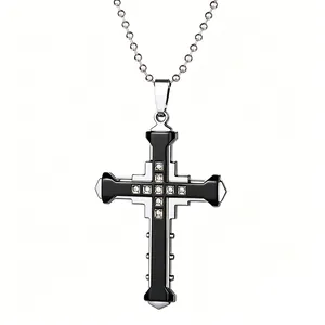 Collana con ciondolo a croce da uomo con strass bianchi e finitura nero e argento