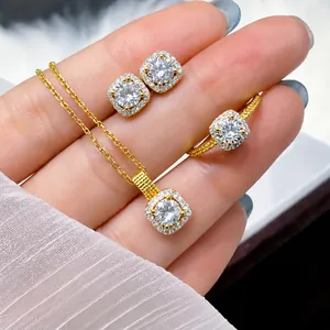 Luxuriöses vergoldetes Schmuckset mit quadratischer Halskette, Ohrsteckern und Ring