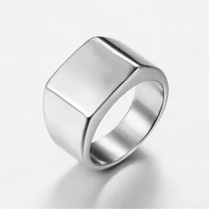 Chevalière carrée minimaliste en acier inoxydable argenté pour homme sur fond blanc