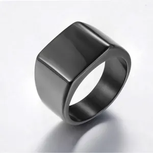 Chevalière carrée noire minimaliste pour homme en acier au titane poli et brossé