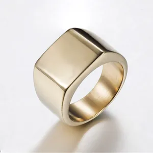 Chevalière en acier titane doré poli avec un design carré minimaliste élégant