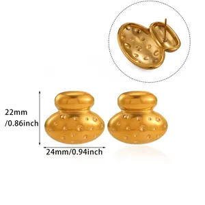 Detalle de pendientes de botón dorados con textura irregular y dimensiones de 22x24 mm. (88)