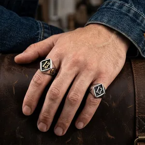 Gedetailleerde close-up van heren punk roestvrijstalen ring met nummer 13 en schedel