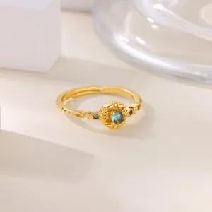 Vue détaillée d'une bague réglable élégante plaquée or 18 carats avec un cristal de zircon bleu