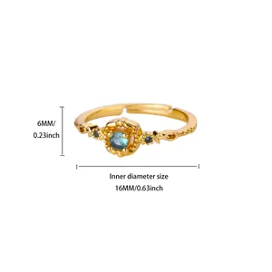 Vue détaillée des dimensions d'une bague ouverte dorée 18K ornée d'une zircone bleue