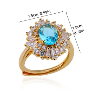 Vue détaillée d'une bague réglable en plaqué or avec cristal bleu et zircons cubiques