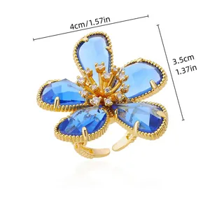 Vue détaillée de la bague fleur en cristal bleu plaqué or avec dimensions précises