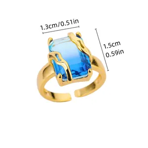 Vue détaillée montrant les dimensions 1,5cm x 1,3cm d'une bague cristal bleu 18K