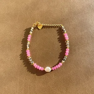 Détail de haute qualité d'un bracelet en perles de cristal rose sur cuir marron