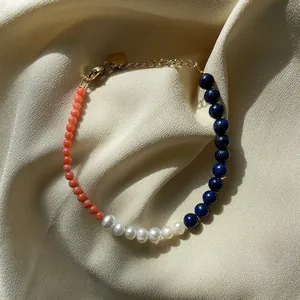 Vue détaillée d'un bracelet coloré avec perles d'eau douce et perles de lapis-lazuli bleues.