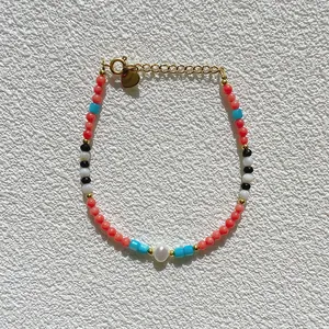Bracelet en perles colorées avec perle d'eau douce naturelle et fermoir doré