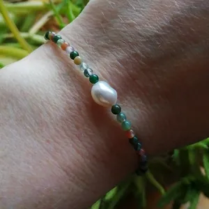 Vue détaillée d'un bracelet artisanal en perles d'eau douce et pierres colorées