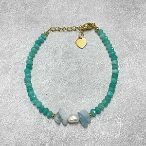 Détail du bracelet en perles d'eau douce naturelles avec perles de cristal vert.