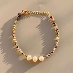 Gros plan d'un bracelet en perles d'eau douce naturelles et pierres colorées facettées