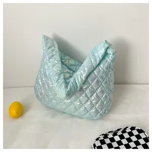 Nahaufnahme einer schillernden gesteppten Cloud-Tote-Bag aus glänzendem Space-Cotton