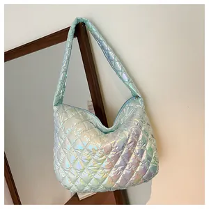 Detailansicht einer irisierenden gesteppten Cloud-Schultertasche mit Space-Cotton-Textur.