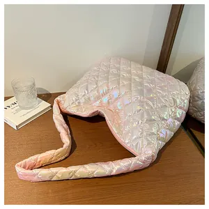 Detailaufnahme der schillernden rosa gesteppten Cloud-Tasche mit Wattepolsterung