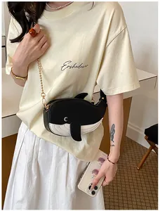 Modische schwarz-weiße Umhängetasche in Walform für süße und lässige Alltags-Outfits
