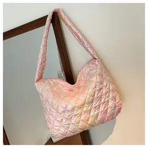 Nahaufnahme der rosa schillernden gesteppten Puffer-Tasche mit Wolkenstruktur