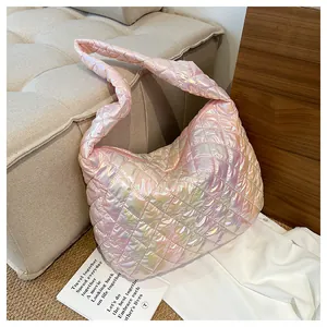 Nahaufnahme der holografischen irisierenden gesteppten Space-Cotton-Tasche mit Falten