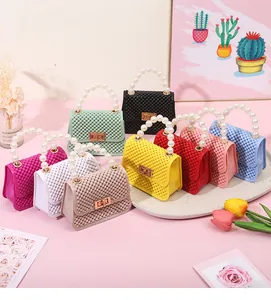Mini bolsos de gelatina con perlas en colores caramelo sobre una bandeja