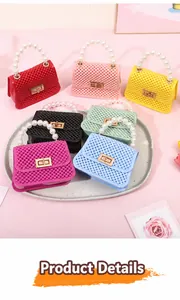 Grupo de mini bolsos de gelatina en colores pastel con elegantes asas de perlas y cierres dorados.