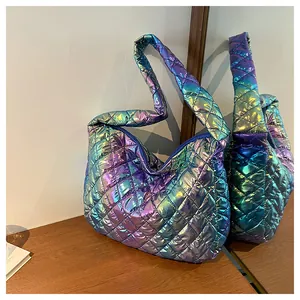 Detail der schillernden gesteppten Cloud-Tote-Bag mit holografischer Oberflächentextur