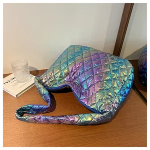 Irisierende gesteppte Puffer-Umhängetasche mit lebhaftem holografischem Finish.