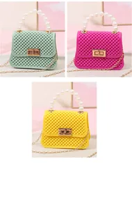 Detalle de mini bolsos de gelatina en colores pastel con asas de perlas y cadenas.