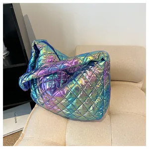 Detailaufnahme einer modischen, schillernd gesteppten Puffer-Einkaufstasche.