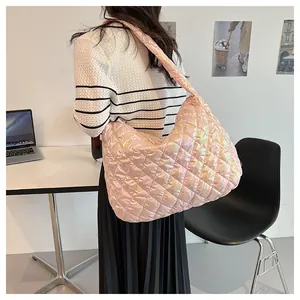 Nahaufnahme der rosa schillernden Cloud-Schultertasche aus gestepptem Space-Cotton.