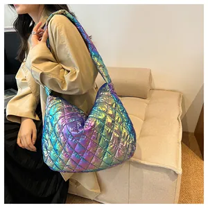 Detail der schillernden gesteppten Puffer-Umhängetasche mit holografischem Metallic-Finish