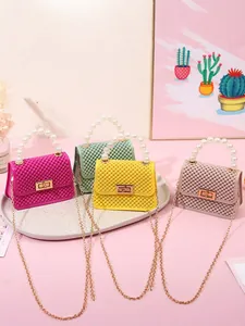 Mini bolso de gelatina color caramelo con asa de perlas y cadena dorada para mujer.